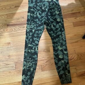 Avia leggings floral pattern, NWT size Medium